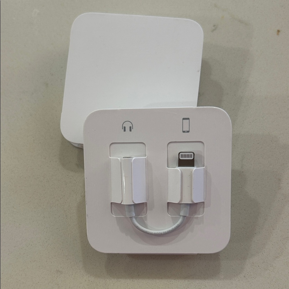 Apple OEM 2 Sets White Wired Earbuds with 1 Lightning Audio Jack Adapter - Picture 6 of 6